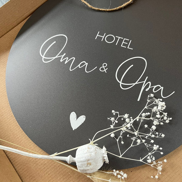 Outdoorboard "Hotel Oma & Opa"