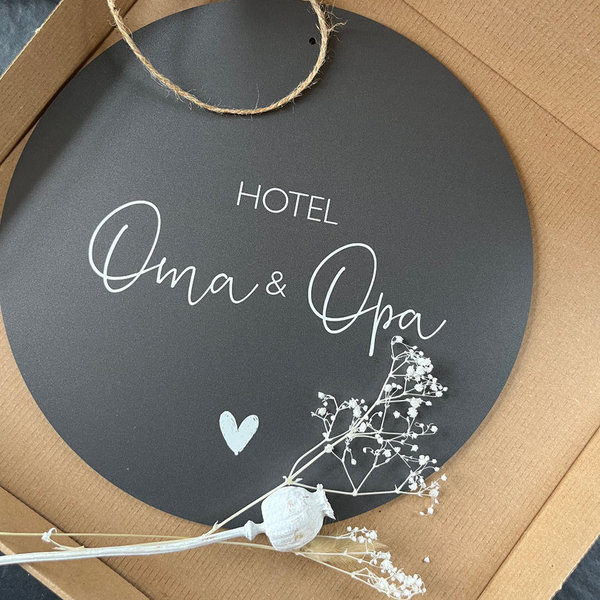 Outdoorboard "Hotel Oma & Opa"